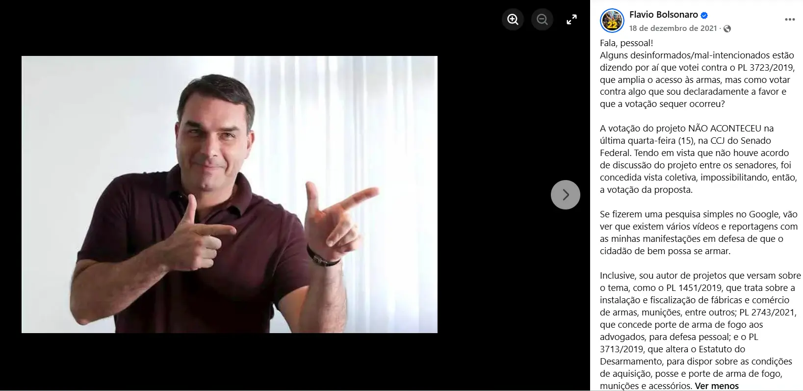 Print de publicação de Flávio Bolsonaro no Facebook, com foto em que faz gestos de arma com as mãos e texto em defesa do PL 3.723/2019, que ampliava o acesso a armas.