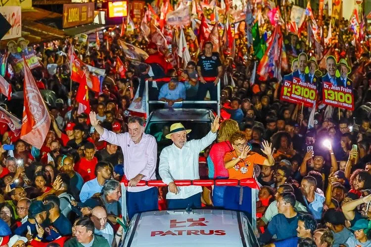 Lula participou de carreata ao lado de Patrus, Marília e Áurea em Montes Claros (MG)