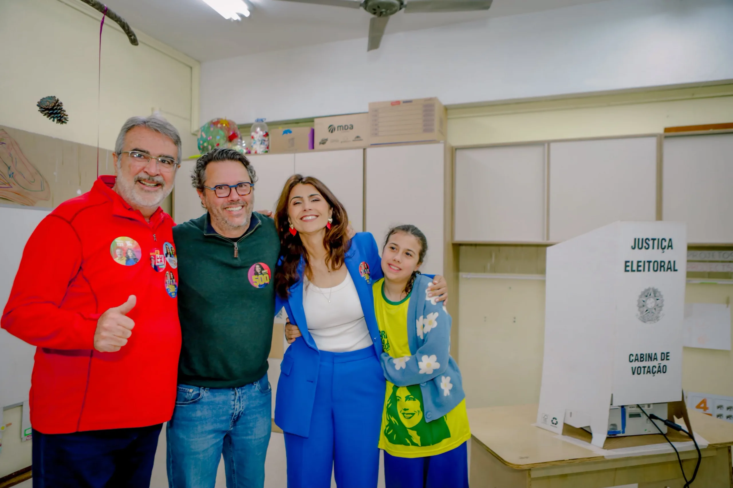 Manuela d’Ávila (Psol) votou neste domingo (4), em Porto Alegre, acompanhada de familiares e de Henrique Fontana, seu primeiro suplente
