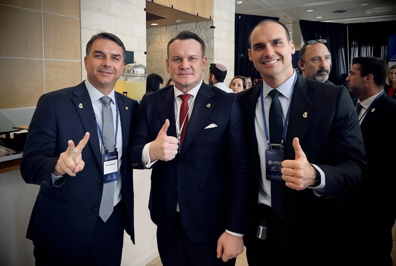 Deputado polonês posta foto com Flavio Bolsonaro e Eduardo Bolsonaro após resultado do primeiro turno das eleições brasileiras