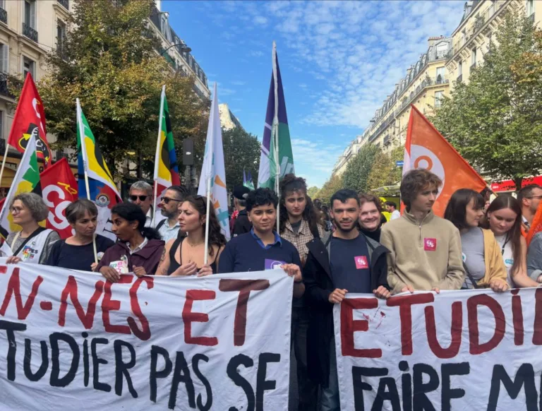 Milhares de estudantes tomam as ruas em defesa da educação na França