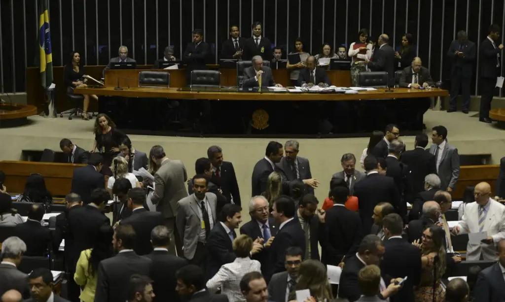 A nova Câmara seguirá dominada por homens brancos, que ocuparão 301 cadeiras, ou 58,7% do total.