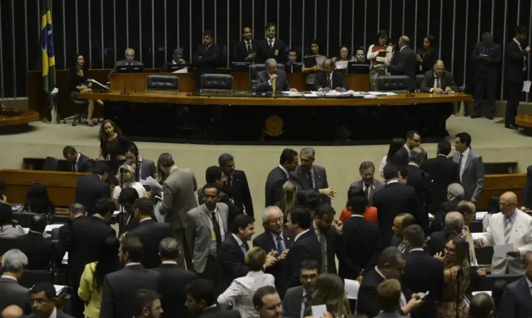 Esquerda elege 47 deputadas federais, recorde em um Congresso branco e masculino
