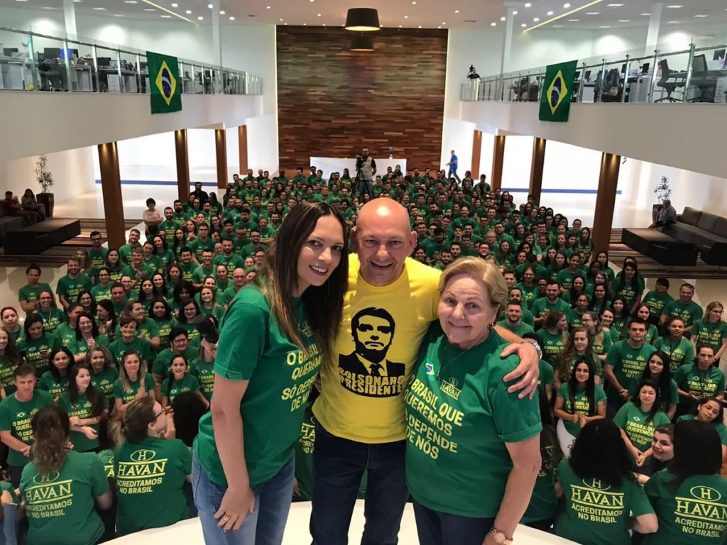 Luciano Hang, dono da Havan, com funcionários da empresa
