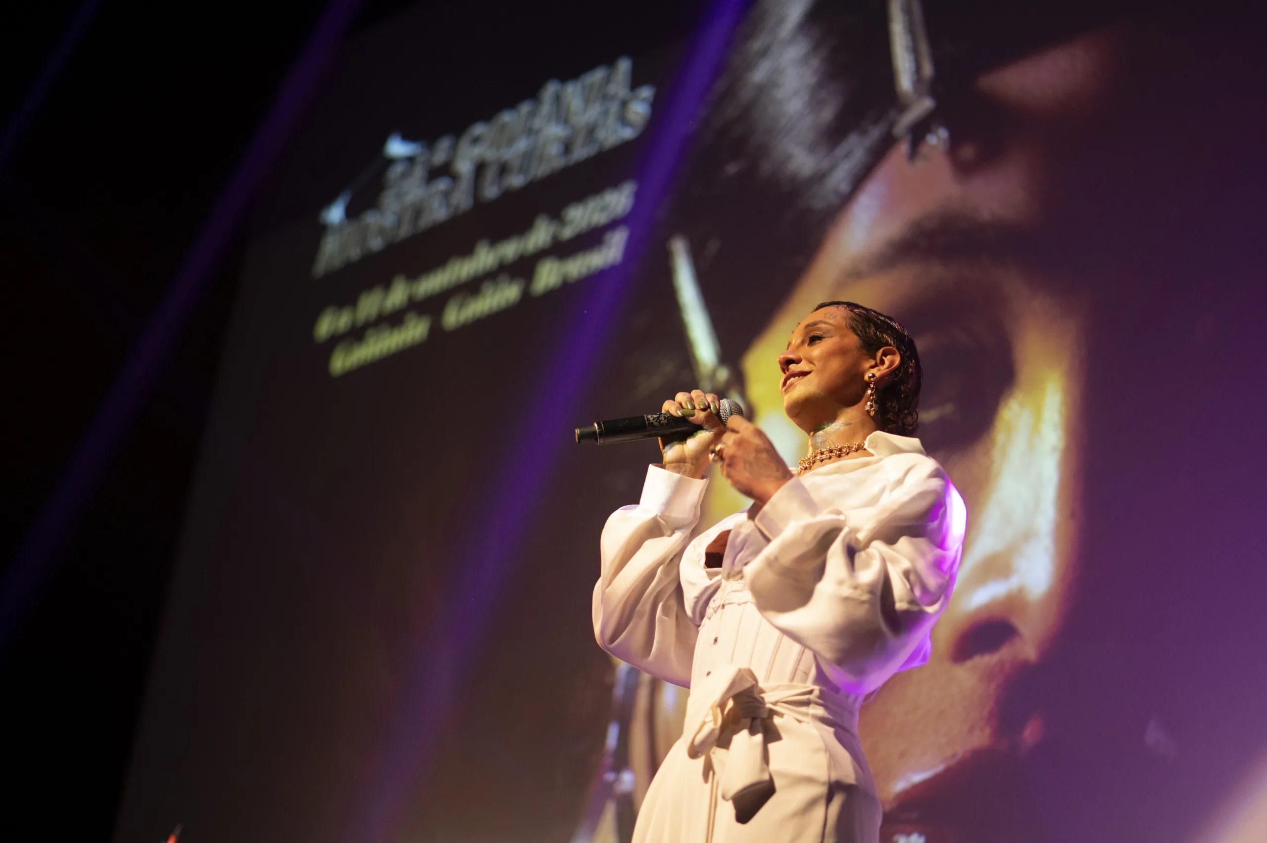 Linn da Quebrada no pocket show Corpo Cruzado, na abertura da 24ª Goiânia Mostra Curtas, no Teatro Goiânia, na terça-feira (6)