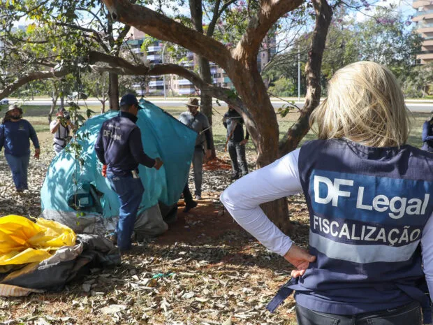 Agentes do DF Legal participam de ação voltada à população em situação de rua no Distrito Federal