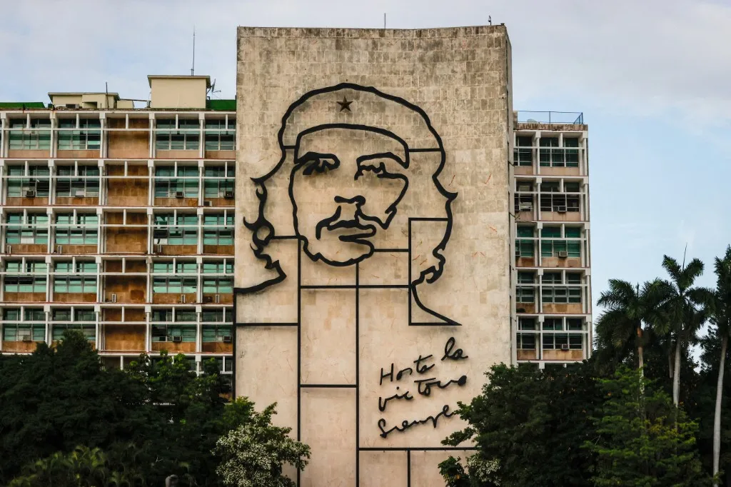 A imagem de Che Guevara na fachada do Ministério do Interior, em Havana, Cuba, em 23 de janeiro de 2024. A Praça da Revolução foi palco de importantes acontecimentos históricos e políticos do país.