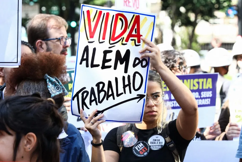 Para Joana Célia dos Passos, a redução da jornada, por si só, não garante uma divisão mais igualitária das tarefas domésticas e de cuidado. Ela defende o compartilhamento dessas responsabilidades entre homens, sociedade e Estado