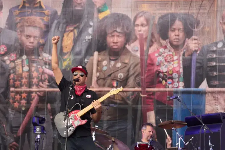 Tom Morello, do Rage Against the Machine, declara apoio a Lula: 'O mundo está de olho'