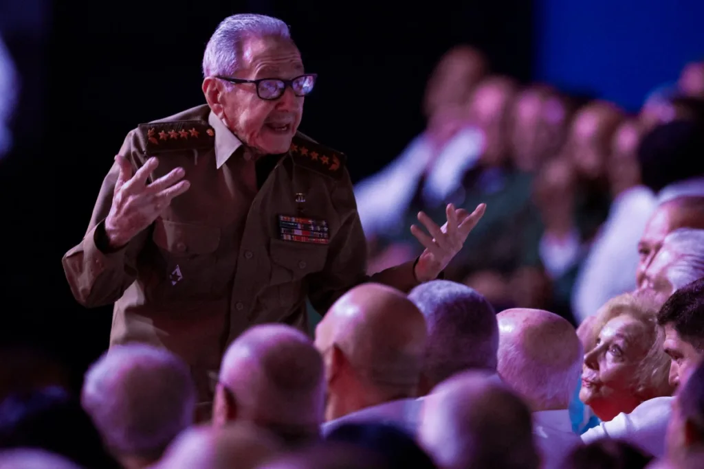 O líder cubano Raúl Castro participa da cerimônia de gala que marca o centenário do nascimento de seu irmão, Fidel Castro, no teatro Karl Marx, em Havana, em 13 de agosto de 2026. Aos 95 anos, Raúl Castro, indiciado pelos Estados Unidos, foi aplaudido de pé ao aparecer em público pela primeira vez em meses, em 13 de agosto de 2026, durante um evento em Havana em homenagem ao centenário de nascimento de seu irmão Fidel.