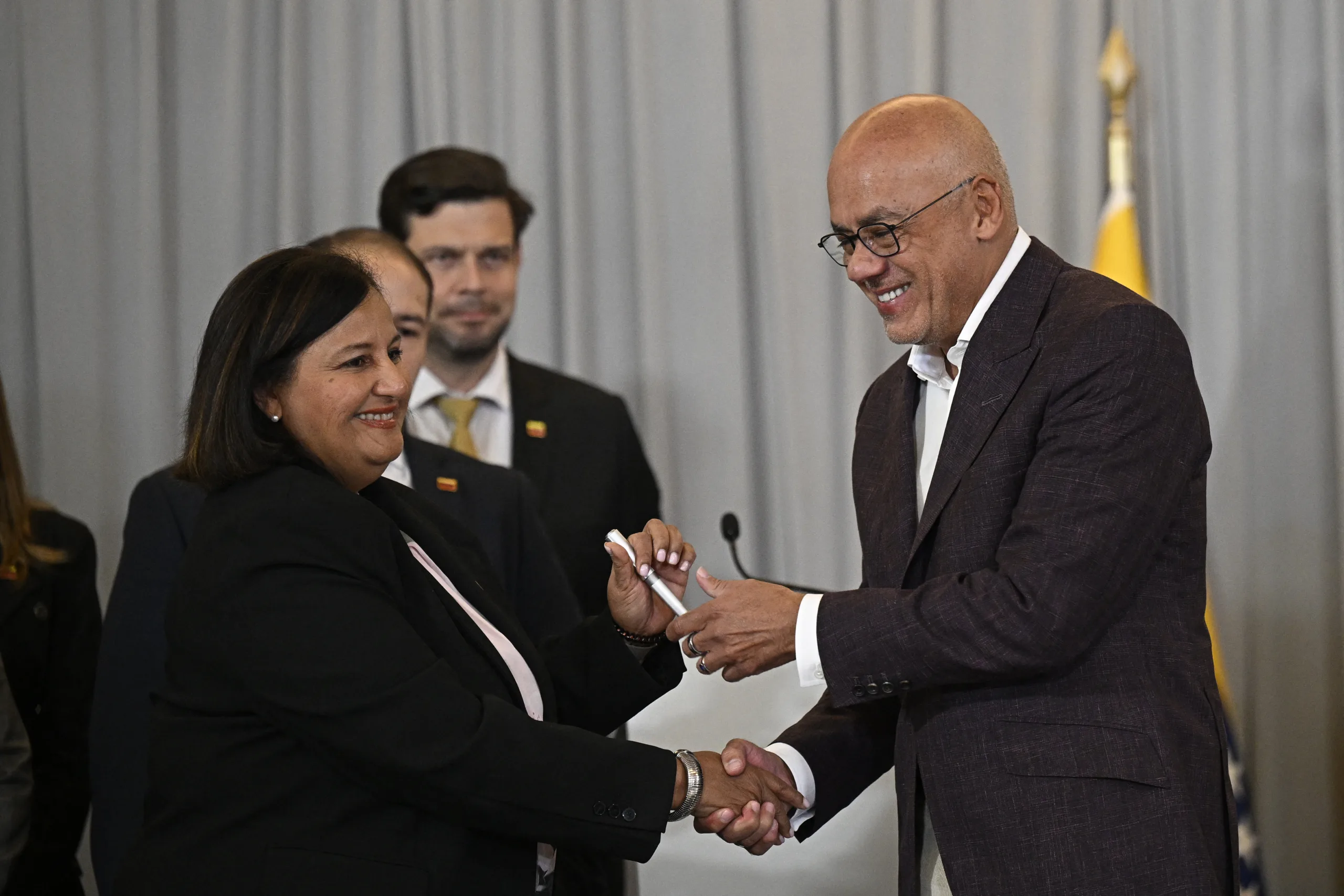 A representante da oposição, Dinorah Figuera (à esquerda), e o presidente da Assembleia Nacional da Venezuela, Jorge Rodríguez.