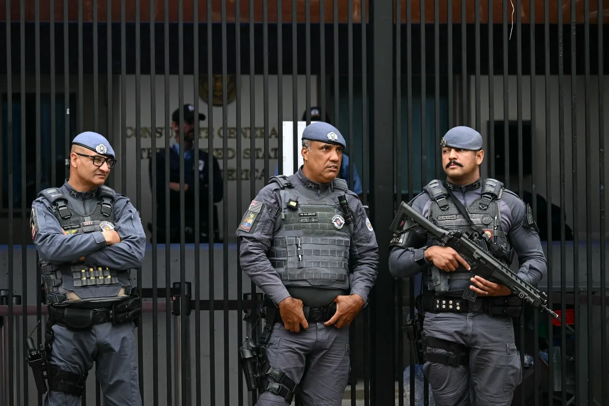 Policiais militares fazem a guarda em frente ao Consulado dos EUA em São Paulo, Brasil, após suspensão dos serviços consulares.