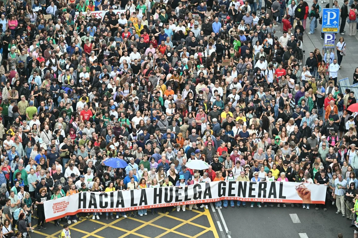 Milhares de manifestantes saem as ruas de Madri, capital da Espanha, para protestar contra derrubada do pacote do governo que protegeria inquilinos