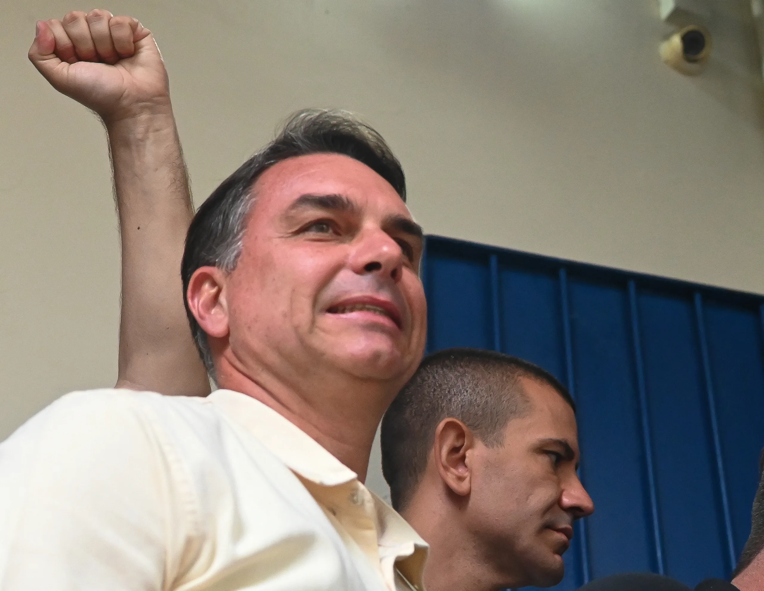 Flávio Bolsonaro votou na manhã de domingo (4), no Rio de Janeiro