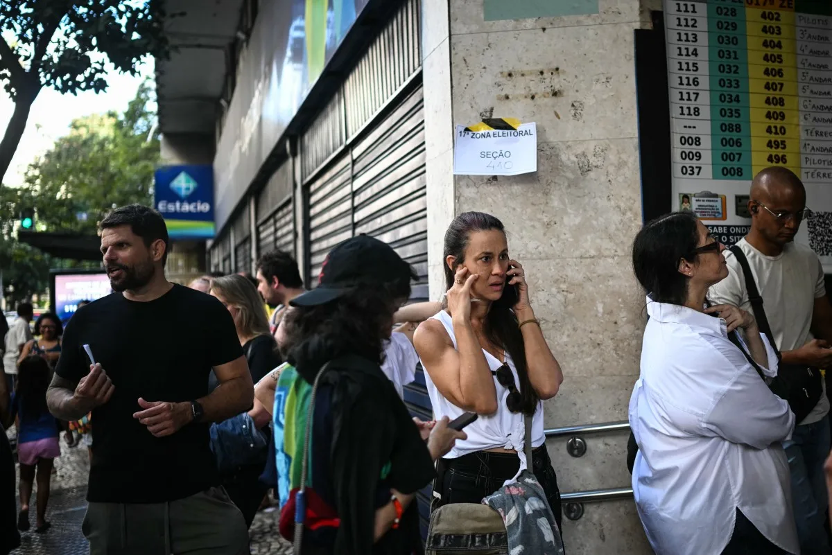Filas com espera de horas para votar foi uma realidade em diversos pontos da cidade