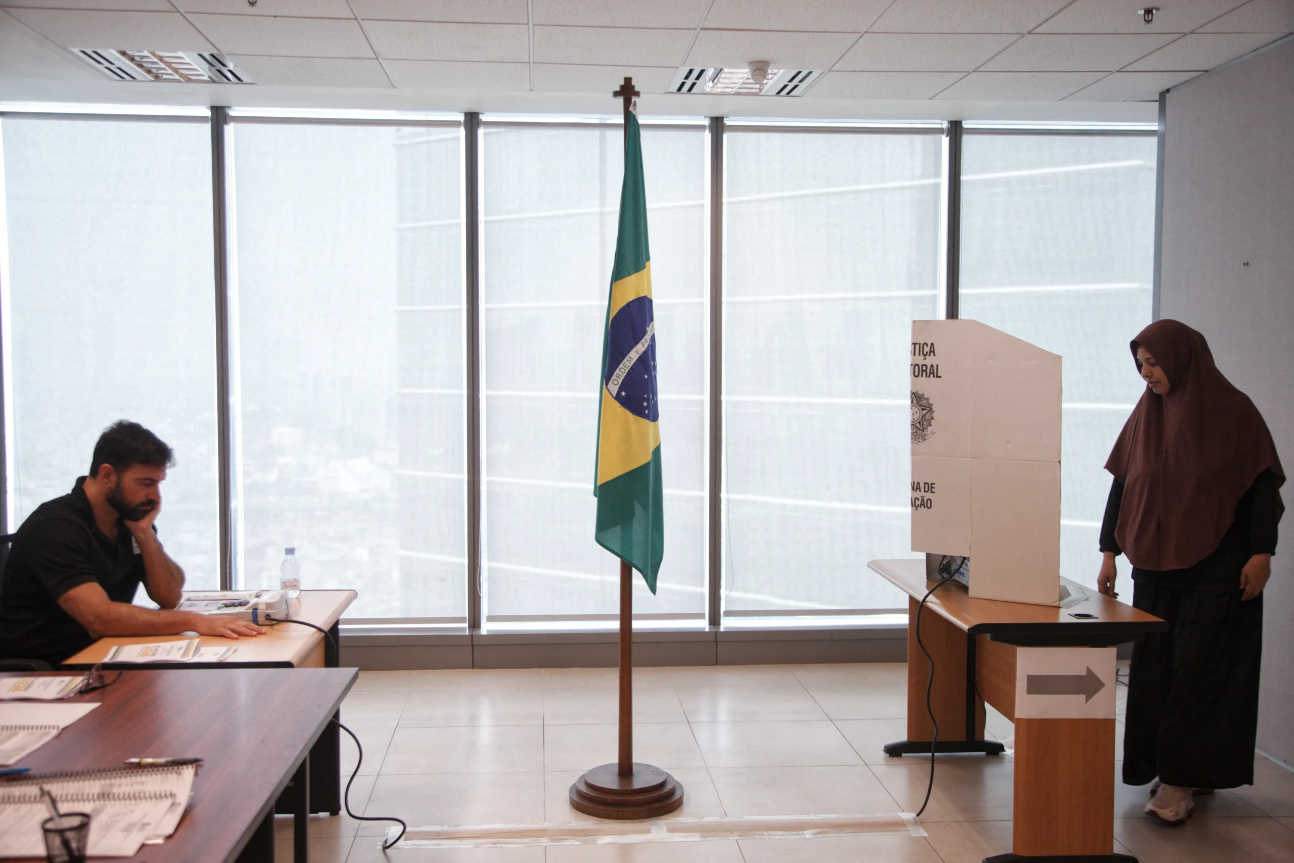 Brasileiros votam na seção eleitoral da Embaixada da República Federativa do Brasil em Jacarta, em 4 de outubro de 2026, durante o primeiro turno da eleição presidencial. 4 de outubro de 2026