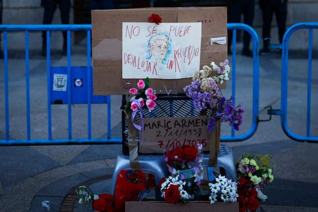 Memorial com velas e uma placa com os dizeres "Você não pode despejar uma memória", em referência a Maricarmen Abascal, a aposentada de 87 anos cujo despejo desencadeou protestos na Espanha contra a crise habitacional