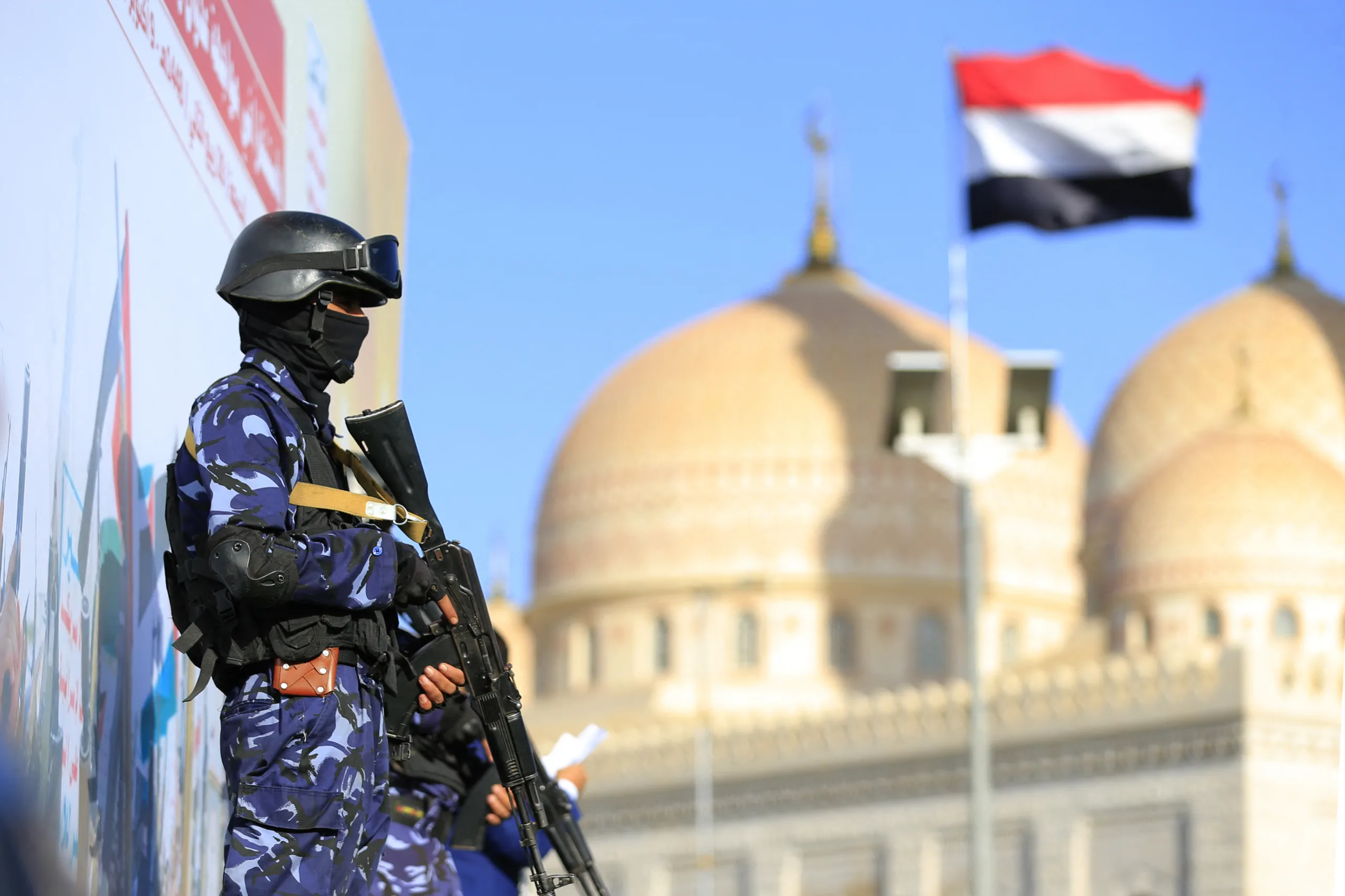 Arábia Saudita lidera uma aliança militar de apoio ao governo iemenita, enquanto rebeldes houthis são apoiados pelo Irã