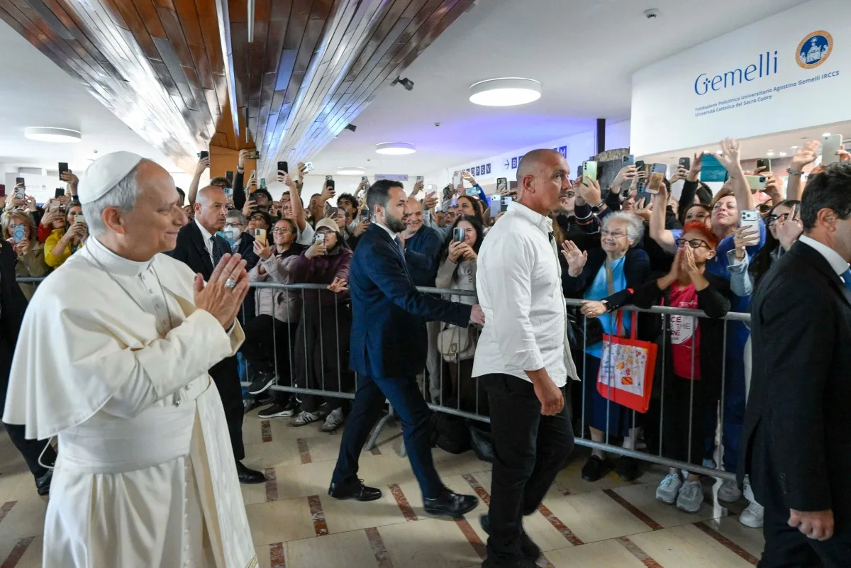 Papa Leão 14 chegando ao Hospital Universitário Gemelli, em Roma, antes da cirurgia para remover um nódulo do pulmão