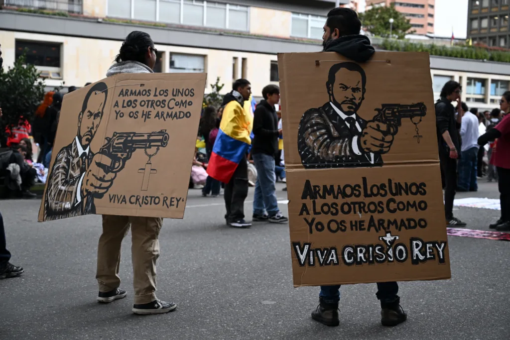 Manifestantes ocuparam as ruas de diversas cidades do país contra o decreto de Abelardo de la Espriella que criminaliza protestos sociais.
