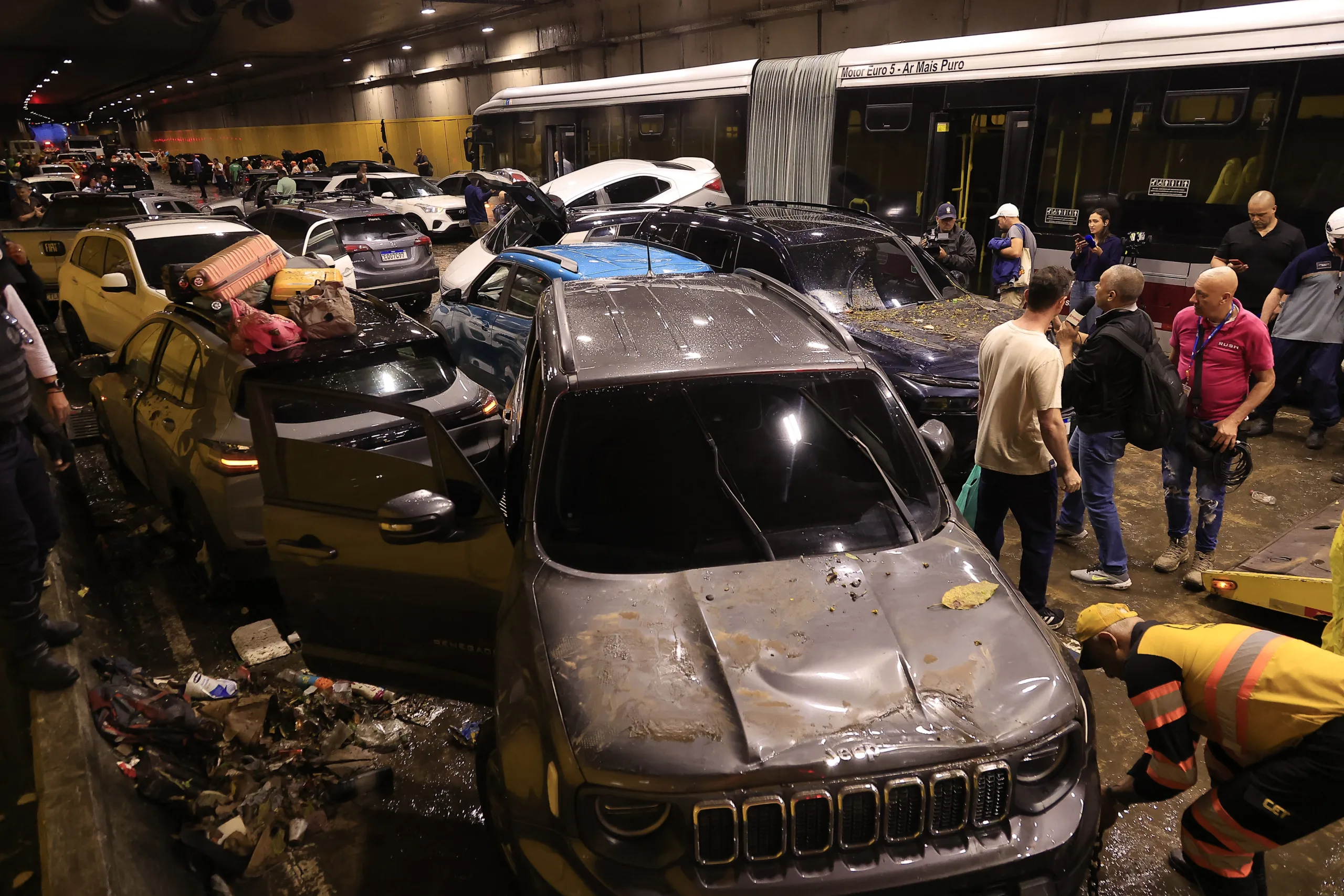 Carros atingidos por enchente no túnel do Anhangabaú, no centro de SP