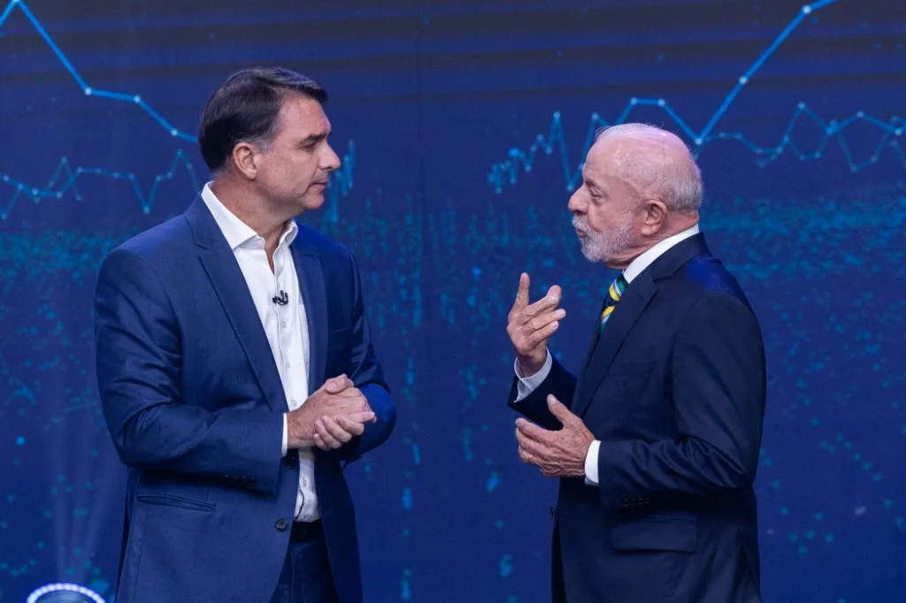 Flávio Bolsonaro (PL) e Luiz Inácio Lula da Silva (PT) participam de debate eleitoral em São Paulo (SP), em 18 de outubro de 2026