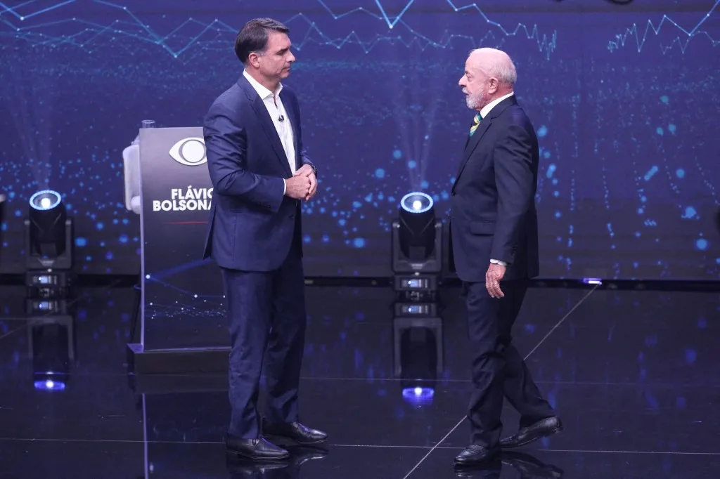 Flávio Bolsonaro (PL) e Luiz Inácio Lula da Silva (PT) durante debate presidencial promovido pela TV Bandeirantes, em São Paulo (SP), em 18 de outubro de 2026