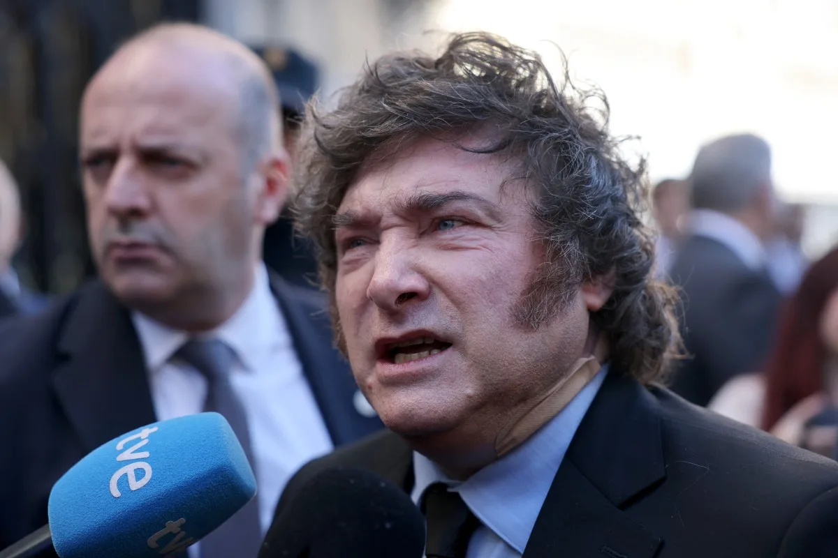 O presidente da Argentina, Javier Milei, conversa com a imprensa em Madrid.