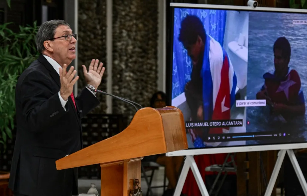 O chanceler cubano, Bruno Rodríguez Parrilla, gesticula durante coletiva de imprensa em que denunciou as “ações extremas” dos Estados Unidos para enfraquecer o apoio à votação na ONU contra o bloqueio, em Havana, em 21 de outubro de 2026.