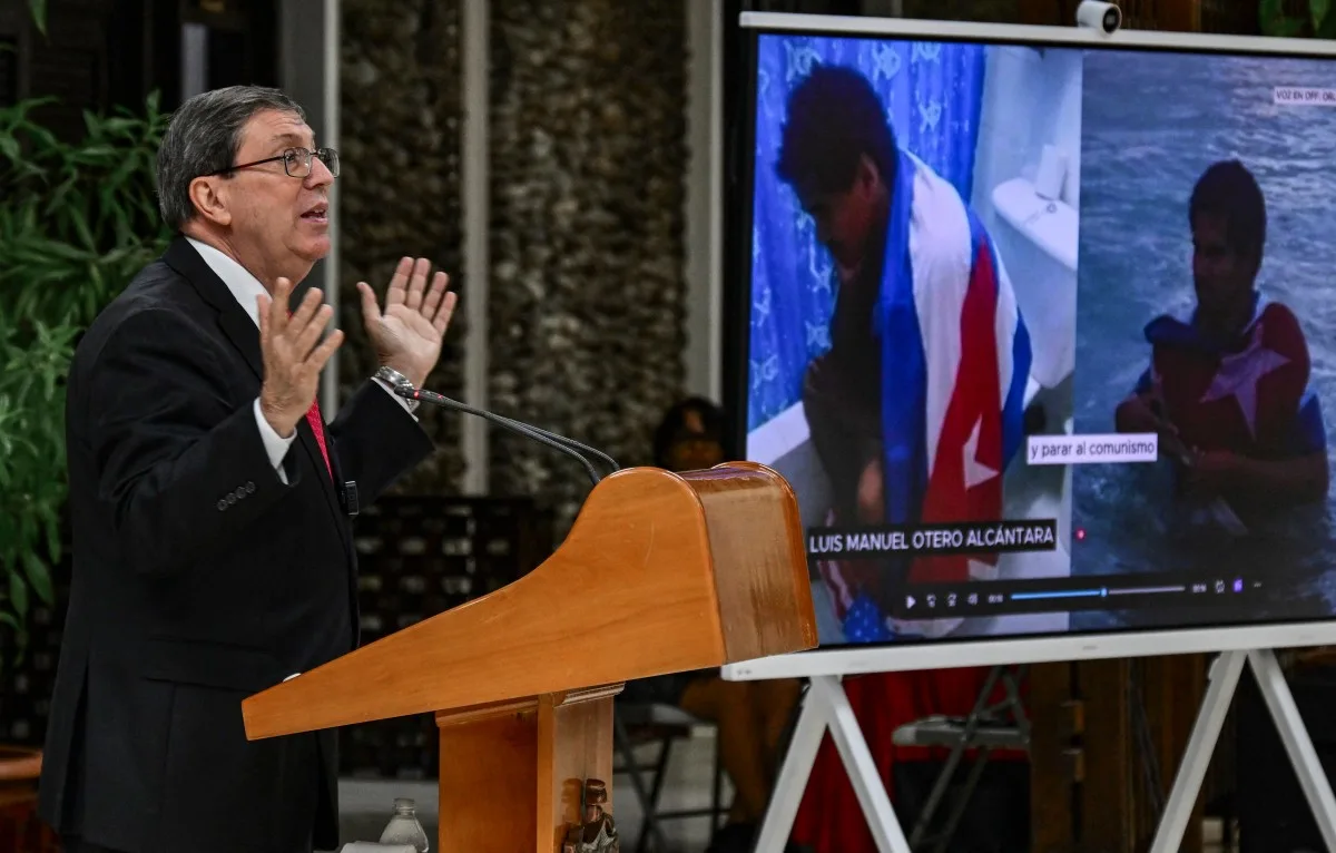 O chanceler cubano, Bruno Rodríguez Parrilla, gesticula durante coletiva de imprensa em que denunciou as “ações extremas” dos Estados Unidos para enfraquecer o apoio à votação na ONU contra o bloqueio, em Havana, em 21 de outubro de 2026.