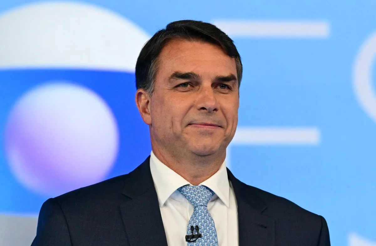 Flávio Bolsonaro (PL) durante debate da TV Globo
