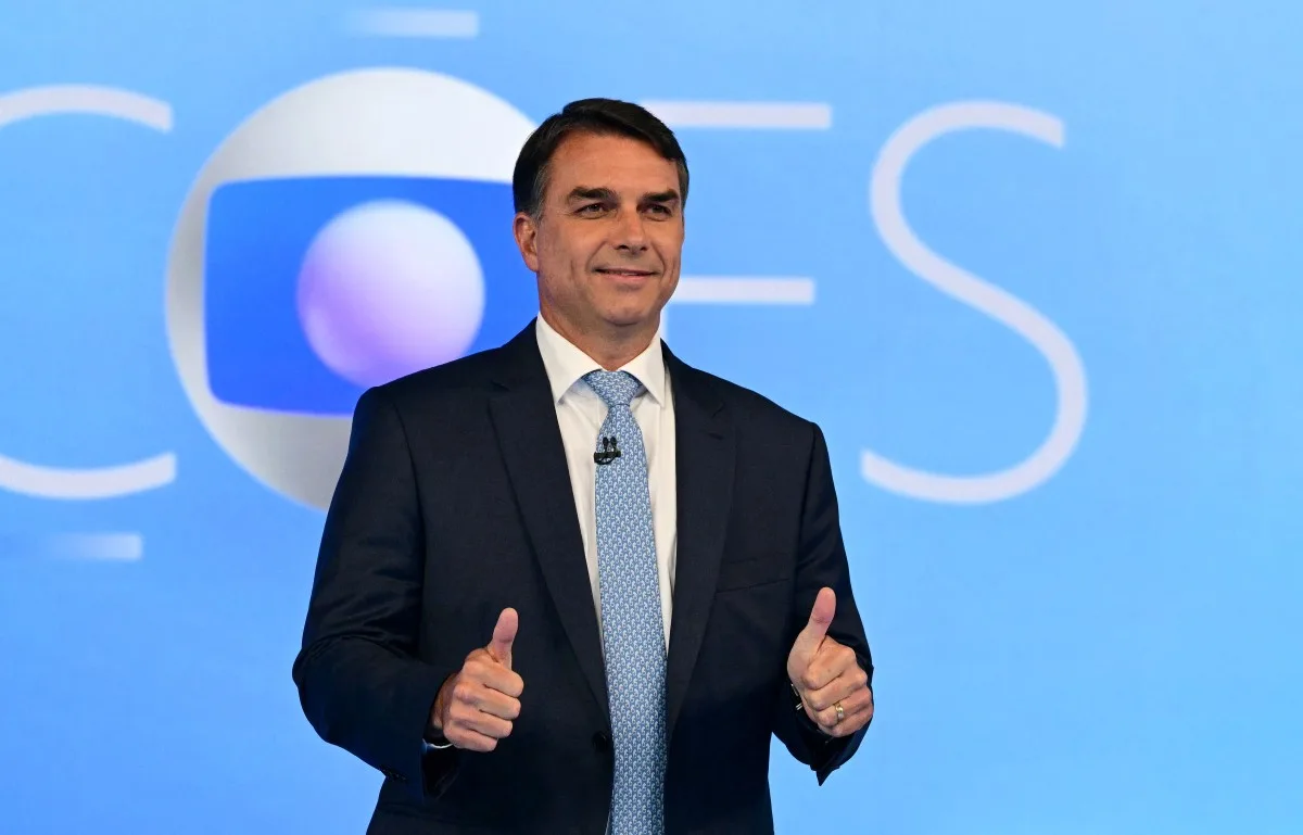 Flávio Bolsonaro participa de debate na TV Globo