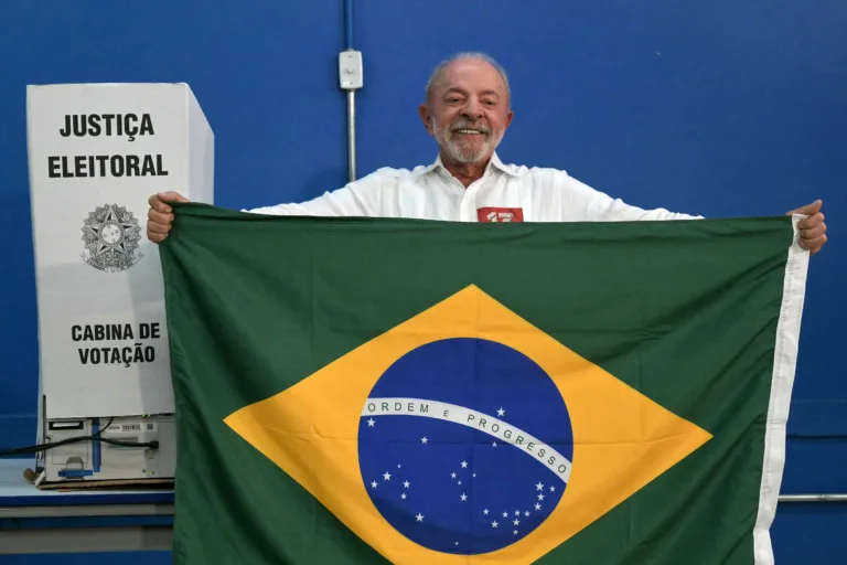 Lula vota em São Bernardo: 'O que o povo fez comigo nesses dias, não tenho como pagar'