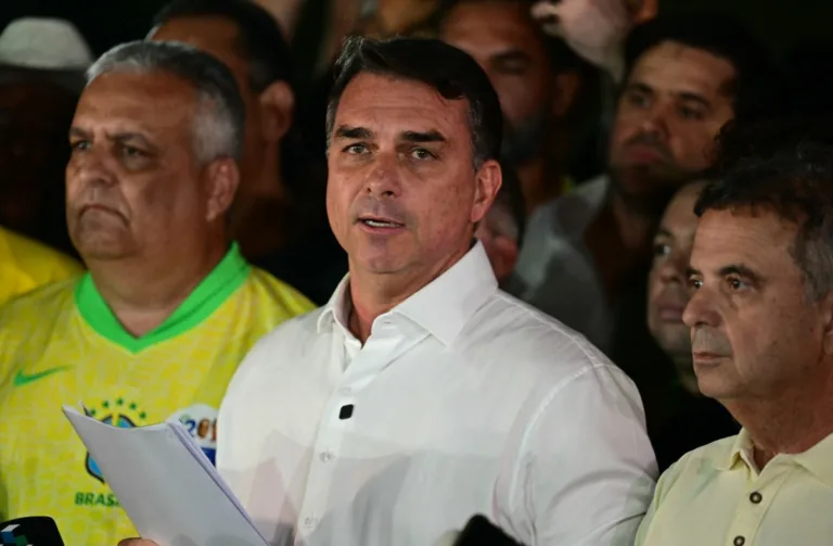 Departamento de Estado dos EUA confirma visto para Flávio Bolsonaro e sua família após fuga