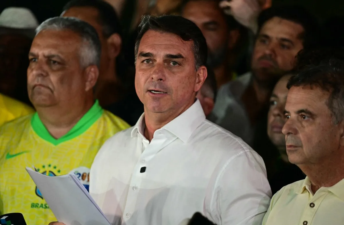 Flávio Bolsonaro discursa após perder as eleições de 2026. 25/10/2026.