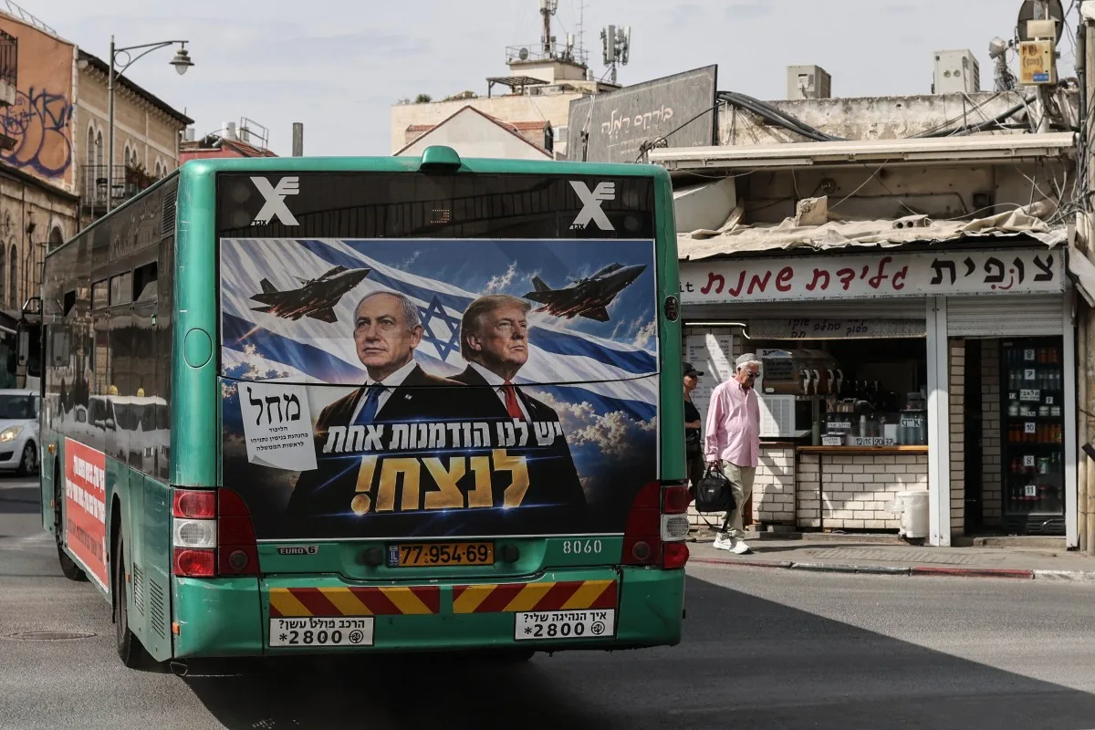 Ônibus circula por Jerusalém com cartaz eleitoral que reúne o primeiro-ministro israelense, Benjamin Netanyahu, e o presidente dos Estados Unidos, Donald Trump