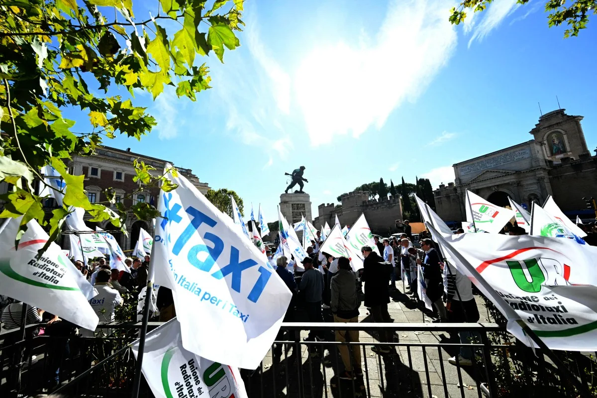 Taxistas protestam contra o preço dos combustíveis em Roma.