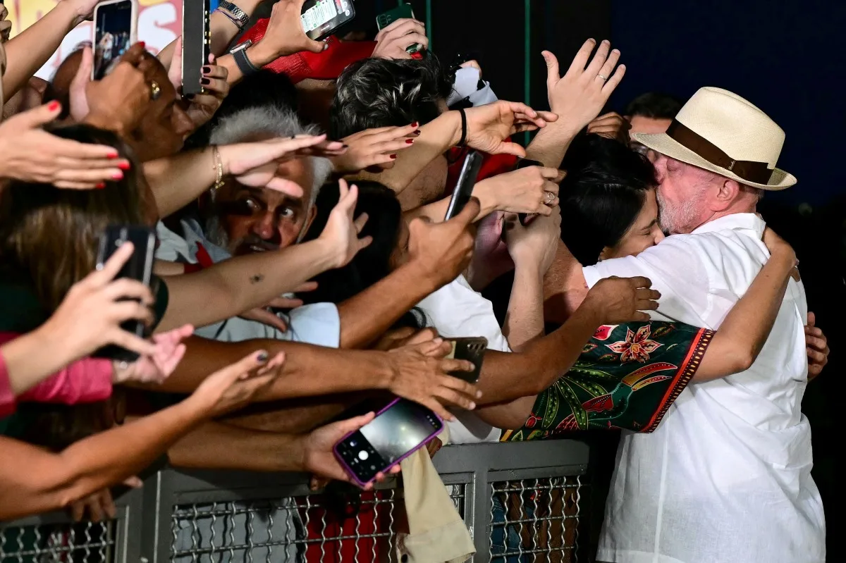 Lula abraça apoiadores durante a comemoração de seu aniversário. 27/10/2026.