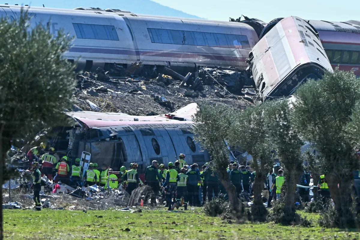 Equipes de emergência trabalham no local de uma colisão entre trens de alta velocidade na Espanha
