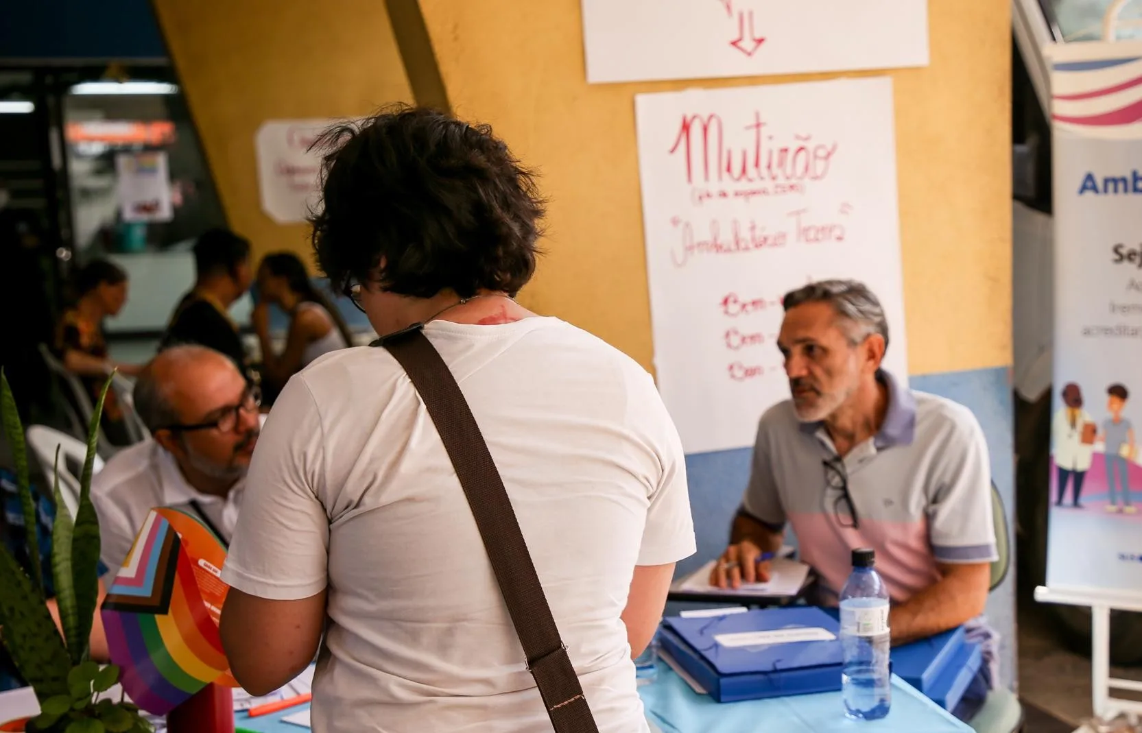 O acesso à retificação de nome e gênero ainda enfrenta barreiras financeiras e sociais. No Distrito Federal, uma iniciativa do Distrito Drag em parceria com a Defensoria Pública prevê atender 50 pessoas trans em uma nova etapa do projeto