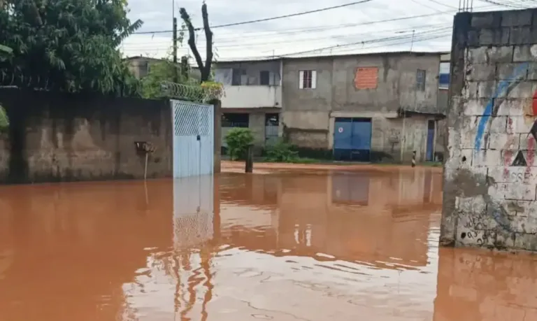 Chuvas cancelam voos e alteram locais de votação em SP, mas situação é de normalidade