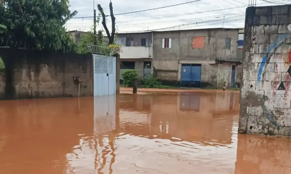Enchente altera local de votação em Itapevi (SP)
