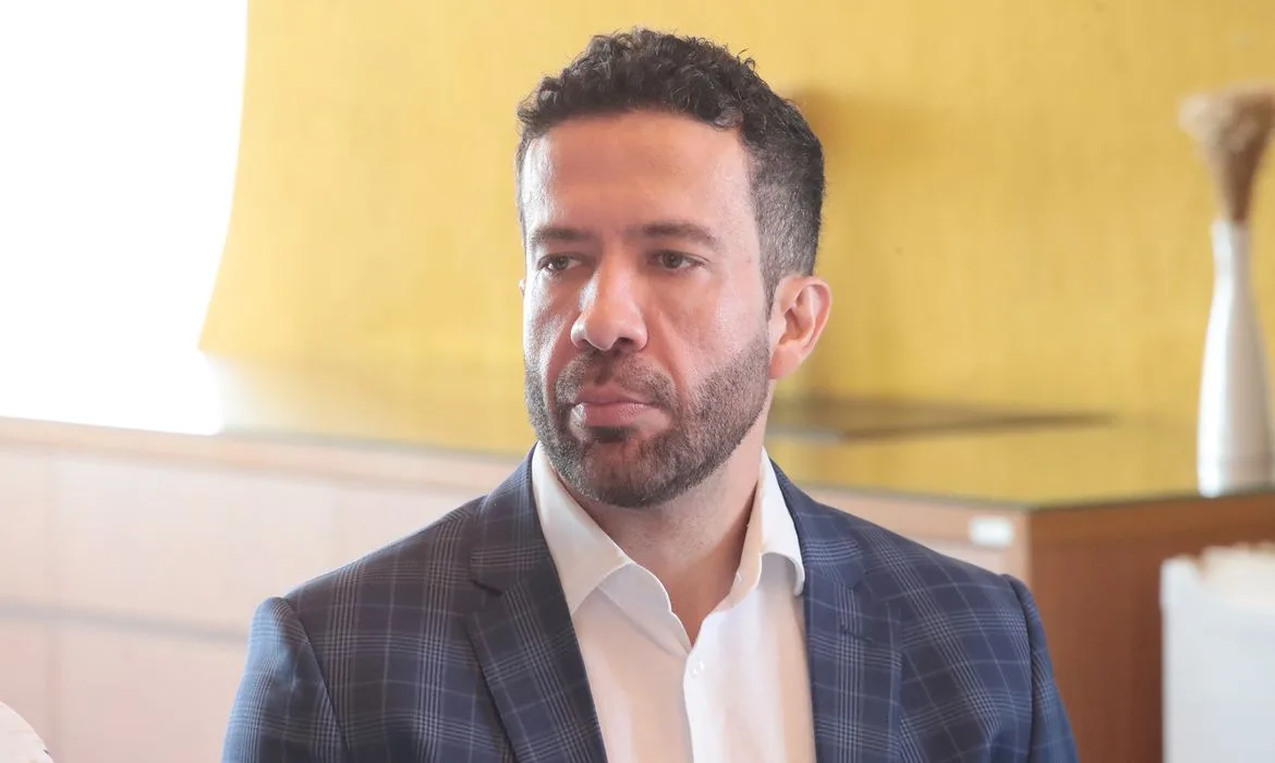 Deputado federal reeleito André Janones (Rede) apoia o presidente Lula