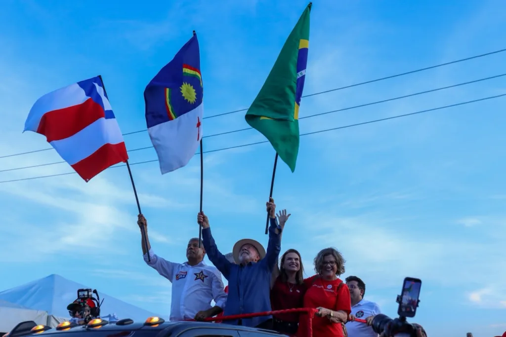 O presidente Lula (PT), o governador Jerônimo Rodrigues (PT Bahia) e as senadoras pernambucanas Marília Arraes (PDT) e Teresa Leitão (PT), durante caminhada entre Juazeiro (BA) e Petrolina (PE)