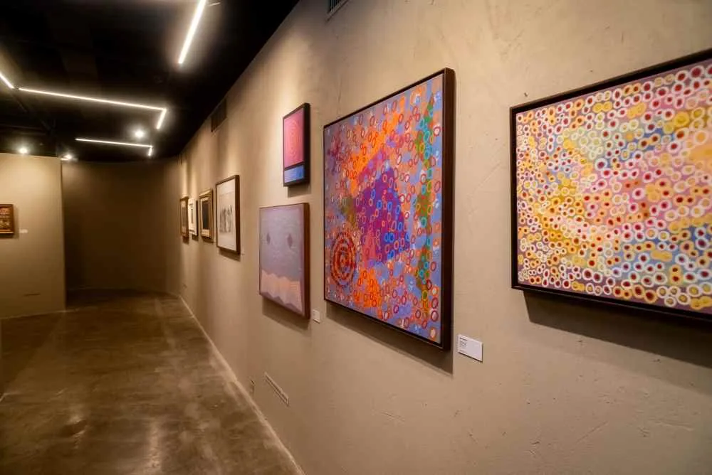 Exposição “Entre Tempos – Athos Bulcão” encerra a temporada em 4 de novembro, com visita guiada e conversa com a curadora na Livraria Travessa do Casapark