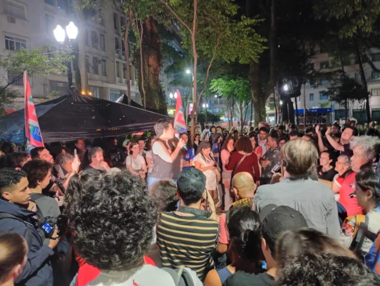 ‘Nós estamos aqui para salvar o país’: ato das editoras independentes reúne apoiadores de Lula 