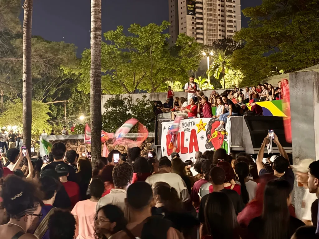 Estudantes, movimentos sociais e apoiadores de Lula marcharam da Praça Universitária até a Praça Cívica, no centro de Goiânia, na quarta-feira, 7 de outubro