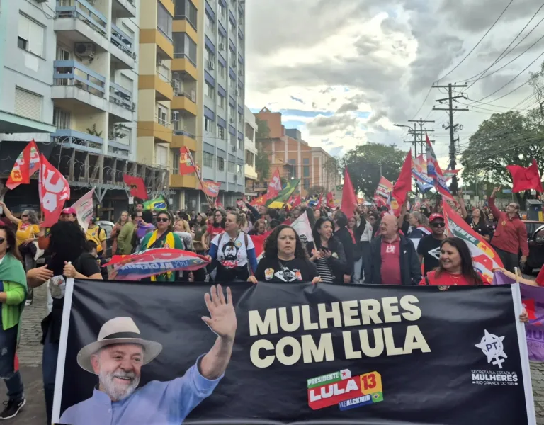 Ato Mulheres com Lula reúne milhares em Porto Alegre em defesa da democracia