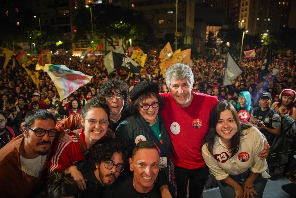 Artistas com a deputada Sâmia Bomfim no ato que lotou a Praça Roosevelt em São Paulo.