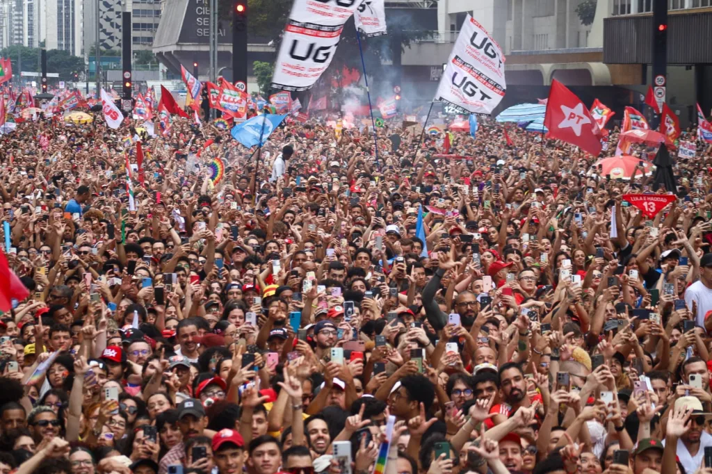 Ato em apoio ao presidente Lula reúne multidão na Avenida Paulista